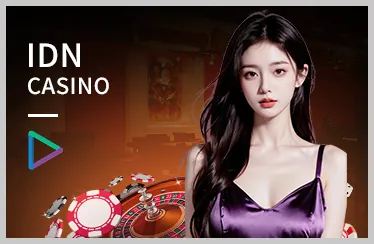 Các quân bài Poker trên bàn xanh